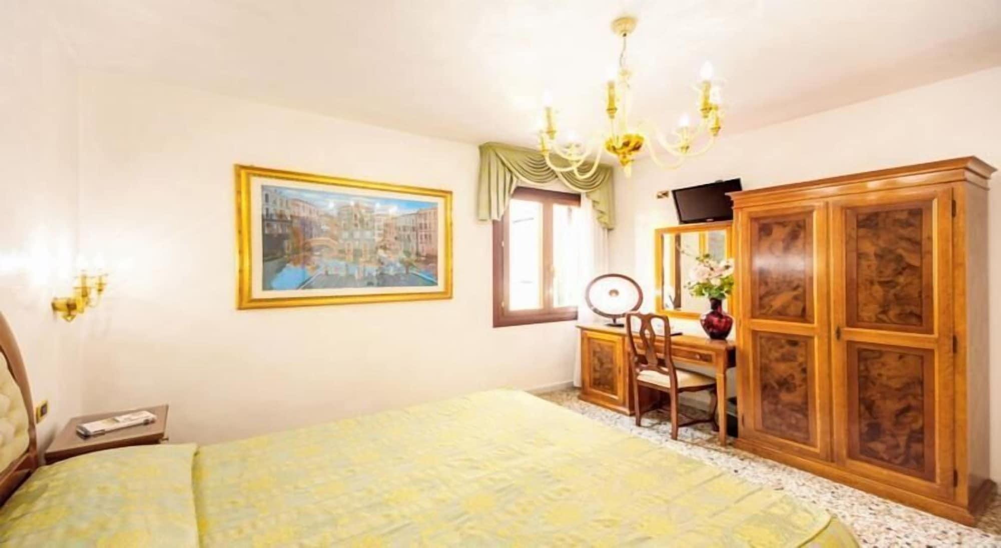 Antica Casa Carettoni Hotel Венеция Екстериор снимка