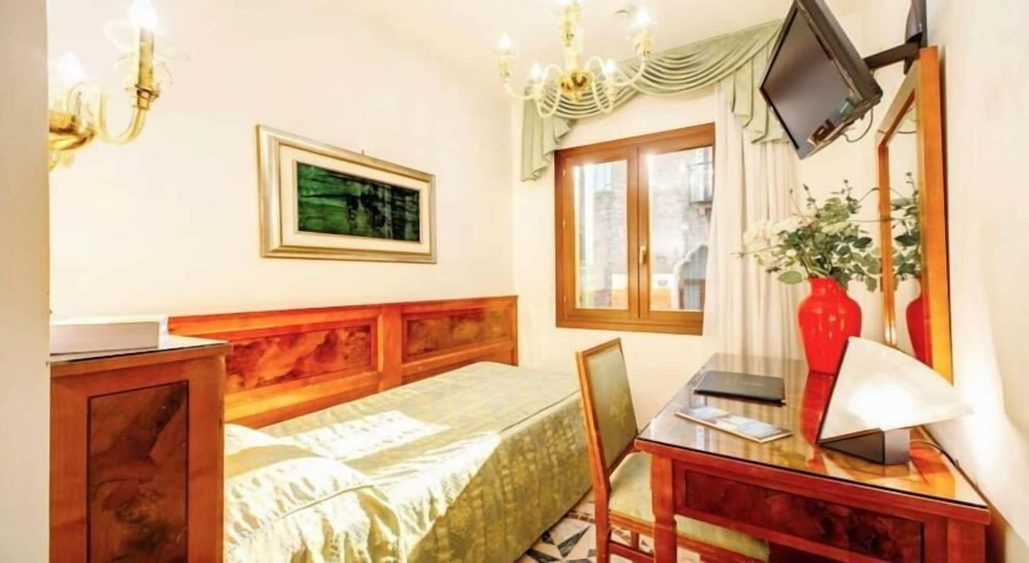 Antica Casa Carettoni Hotel Венеция Екстериор снимка