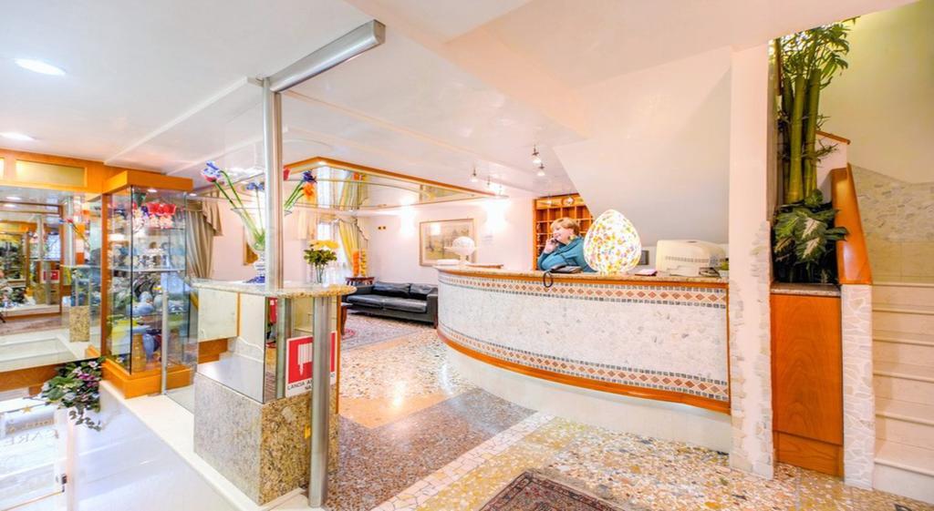 Antica Casa Carettoni Hotel Венеция Екстериор снимка