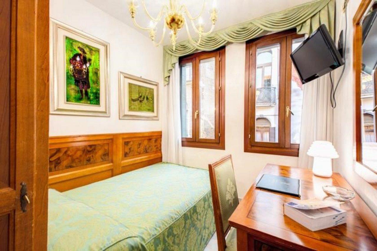 Antica Casa Carettoni Hotel Венеция Екстериор снимка